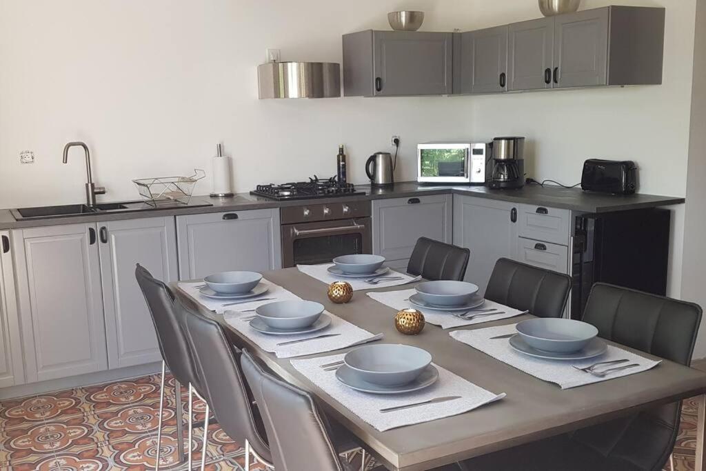 Rue Basse - Village House Overlooking The Pyrenees Montreal  Ngoại thất bức ảnh